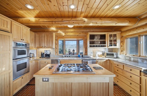 Stevensville House | Enjoy the striking views of the Bitterroot valley from this well appointed Cabin. The perfect spot to gather and enjoy all Montana has to offer. Whether you're visiting to enjoy the outdoors or for a quiet getaway this home is the perfect basecamp.