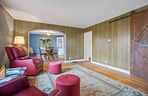 Kent Other | Enjoyable 4-bedroom farmhouse with AC in charming Mount Carroll