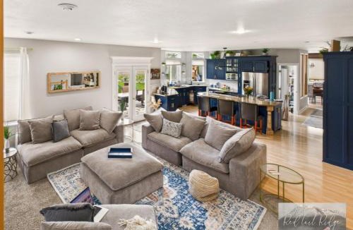 Philomath House | Entire house with basement Redtail Ridge Sleeps up 25 OSU Beaches PNW