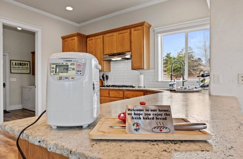 Baker City House | Entire Scenic Views Estate, Gorgeous 6 Bdrm, 5.5 Bath, Local Golfing 50% Off!