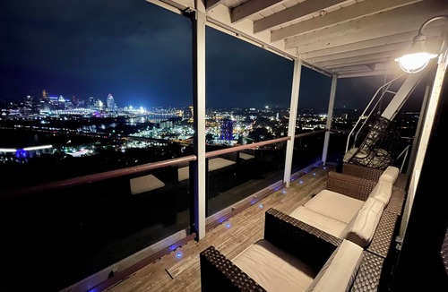 Covington Condo | Epic Cincinnati Views ★ Starry LED Deck in Covington, Devou Park Hilltop Retreat