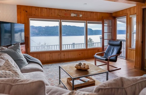 Harrison House | Epic Lake Views- Harrison Home