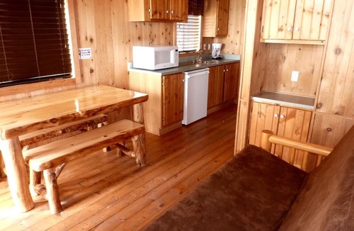 West Yellowstone Cabin | Equipped Cabin Ideal for a Rustic ans Serene Getaway in Montana