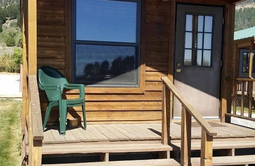 West Yellowstone Cabin | Equipped Cabin Ideal for a Rustic ans Serene Getaway in Montana