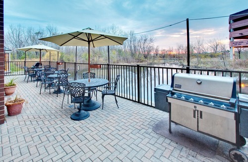Oakbrook Terrace Condo | Equipped Suite Near the Heart of Chicago | Complimentary Breakfast