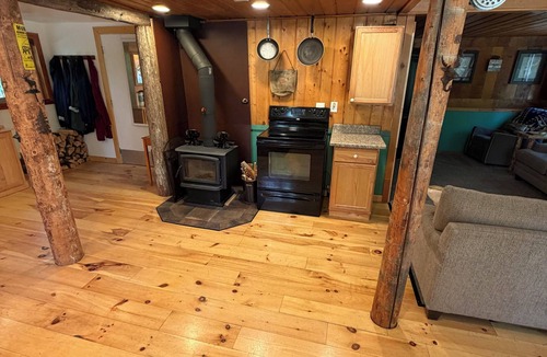 Nordman Cabin | Escape to Priest Lake! Cabin in the woods! Air Conditioning and WiFi!