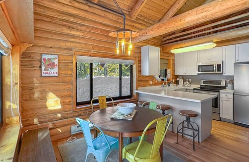 Donnelly Cabin | Escape to this cozy cabin near Cascade Lake!