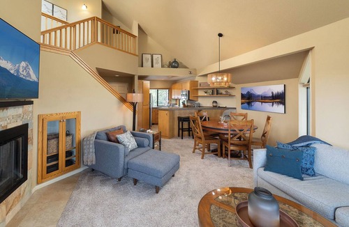 RiverWild Condo | EV Charger-Private Hot Tub-25 mins to Mt Bachelor-5 mins to Old Mill