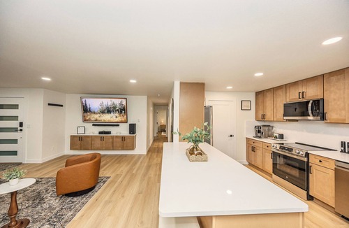 Oak Harbor House | Evergreen Escape: Sauna, Cold Plunge & Hot Tub Near the beautiful Deception Pass