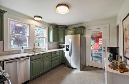Sunnyside House | Evergreen House - Heart of Hawthorne - 2 bed/2 bath house Walk score 96