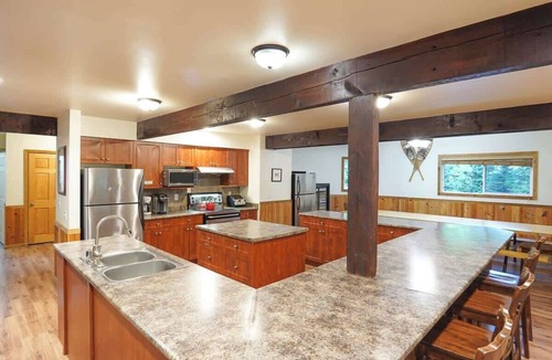 Glacier House | Evergreen Lodge Spacious 12 Bedroom Forest Retreat in Deming