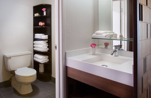 Wilburton House | Excellent Location Right Off the 405! Quiet Room for Your Peaceful Stay, Pool