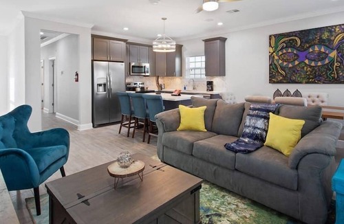 Mid-City House | Exception Up-class Living! Book Today!