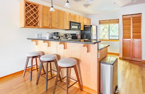 Old Town Chinatown Apartment | Exceptional Old Town 1BR, near Dining, Bars & Tech Hubs, by Blueground