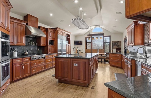 Foxfield House | Exclusive Villa with Expansive Space &Private Bar