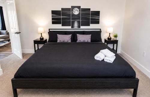 Glen Iris Apartment | Executive 3BR Downtown Birmingham with Game Table