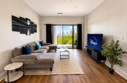 Glen Iris Apartment | Executive 3BR Downtown Birmingham with Game Table