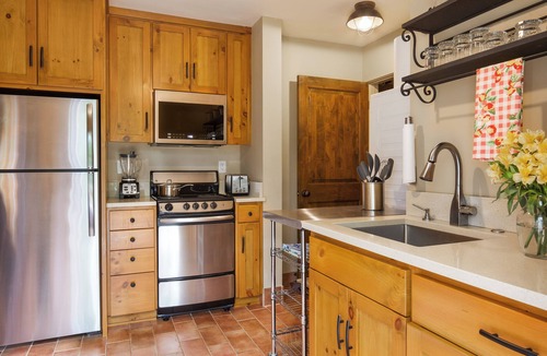 Country Club - North Shore House | Executive ADU overlooking 9th Fairway at Oswego Lake Country Club. 31+ days min.
