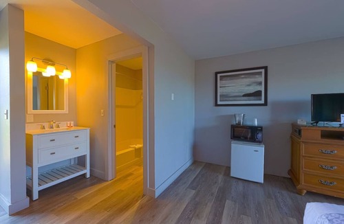 Newport Hotel | Experience Beachside Bliss in a Room Near Agate Beach – Less than a Mile Away!