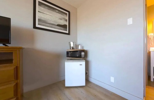 Newport Hotel | Experience Beachside Bliss in a Room Near Agate Beach – Less than a Mile Away!