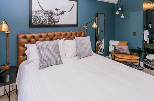 Jacksonville Hotel | Experience charming Jacksonville, OR in this 8-bedroom Historic Inn. Enjoy a wine country getaway with 8 private bedrooms. Walk to dining, shopping, and the famed Britt Festival grounds.