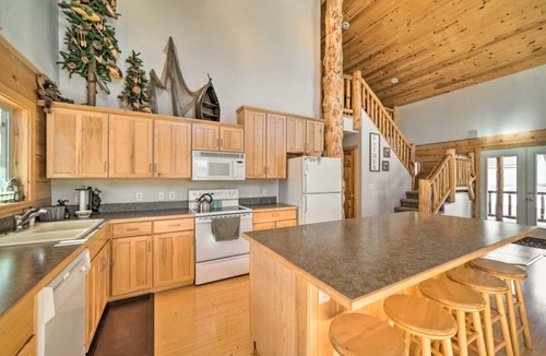 Island Park Cabin | Experience Yellowstone magic, just 27 mins away A.C. Sleeps 10+