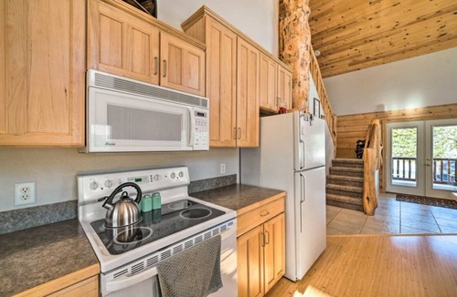 Island Park Cabin | Experience Yellowstone magic, just 27 mins away A.C. Sleeps 10+