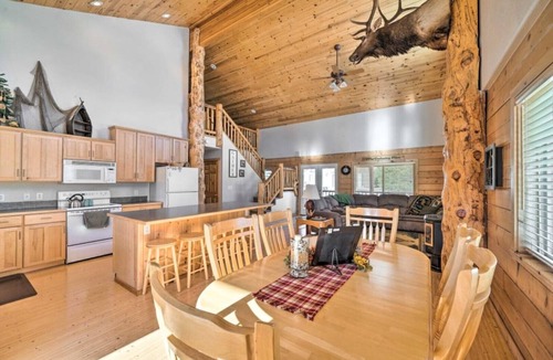 Island Park Cabin | Experience Yellowstone magic, just 27 mins away A.C. Sleeps 10+