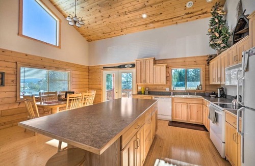 Island Park Cabin | Experience Yellowstone magic, just 27 mins away A.C. Sleeps 10+