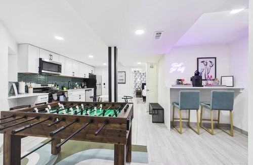 Wrigleyville Apartment | Expertly designed 5BR Art Deco duplex with garage.