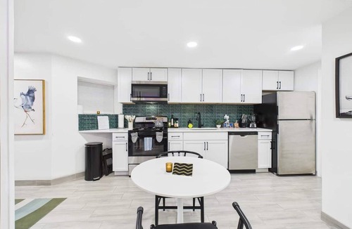 Wrigleyville Apartment | Expertly designed 5BR Art Deco duplex with garage.