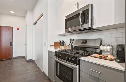 West Loop Apartment | Explore Fulton Market + Retreat in Modern Comfort