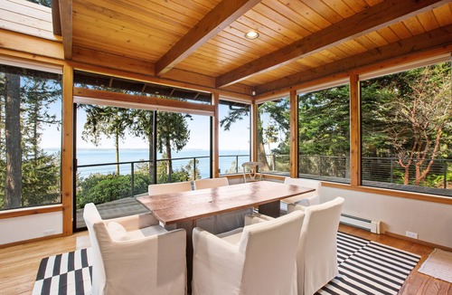 Freeland House | Exquisite oceanfront home with balcony, gym, & washer/dryer