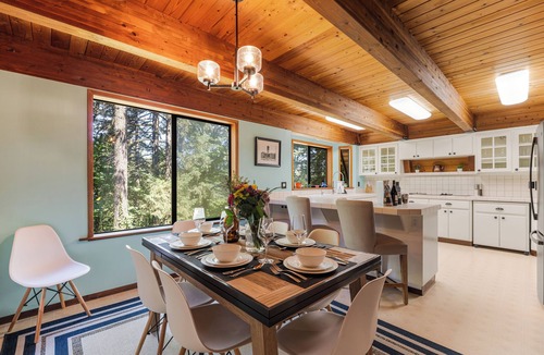 Newberg Cabin | Fairview Cabin: 3bed/3.5ba Chalet in Wine Country!