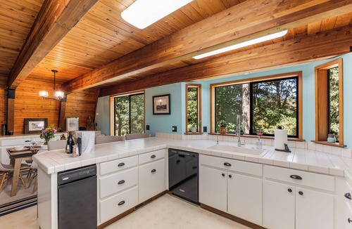 Newberg Cabin | Fairview Cabin: 3bed/3.5ba Chalet in Wine Country!