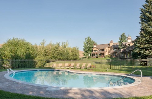 Elkhorn Village Hotel | Fairway Nine 4365
