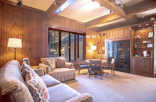 Elkhorn Village House | Fairway Twelve Retreat