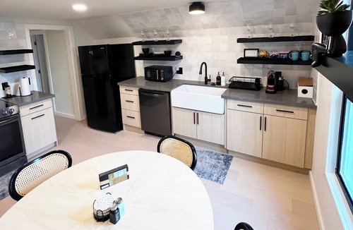 Hilltop House | Fall Special: Robin's Roost 1BD Comfort and Charm