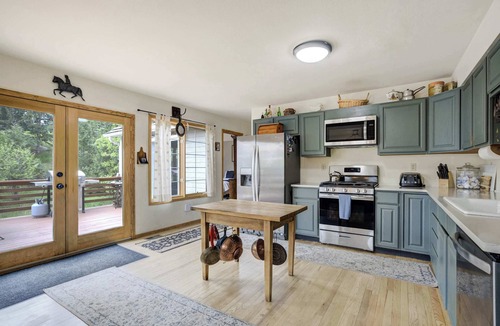 Green Mountain Falls House | Fallsview Cabin! Rustic Forest Escape w/Rock Wall