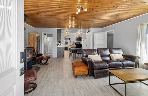 Cle Elum Cabin | Family Cabin w/Private Pond & Mountain Views - Holiday Home
