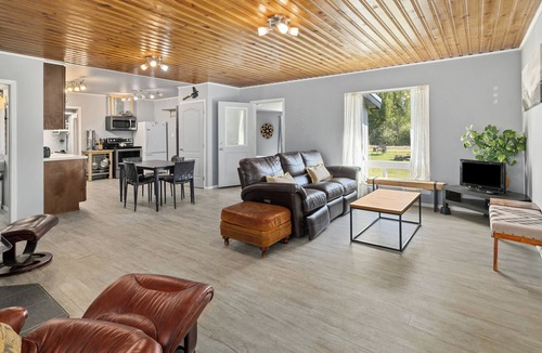 Cle Elum Cabin | Family Cabin w/Private Pond & Mountain Views - Holiday Home