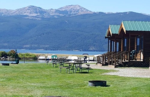 West Yellowstone Cabin | Family Cabin with Private Bathroom and Kitchenette in Montana