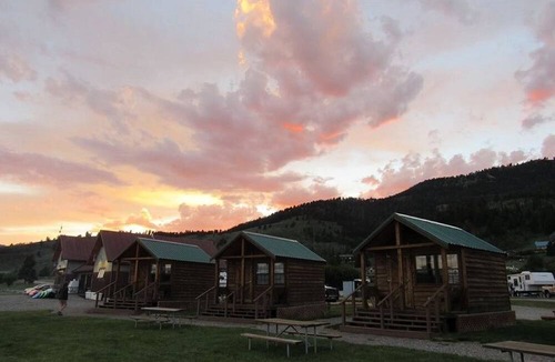 West Yellowstone Cabin | Family Cabin with Private Bathroom and Kitchenette in Montana