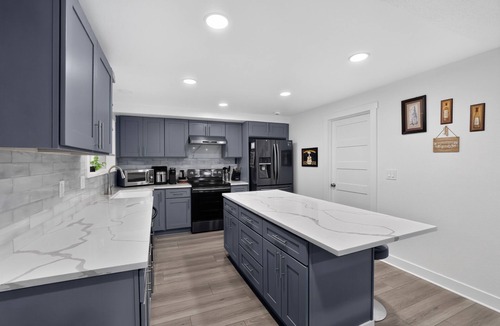 Fairview House | Family Fairview Home | Gorge Access & Covered Deck