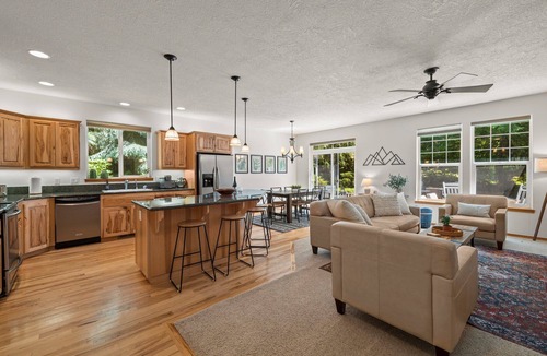 Mount Hood Village House | Family-Friendly Mt Hood Cabin - Sleeps 10 + Hot Tub + EV2 Charger