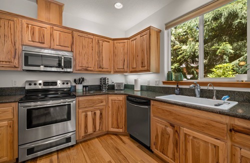 Mount Hood Village House | Family-Friendly Mt Hood Cabin - Sleeps 10 + Hot Tub + EV2 Charger