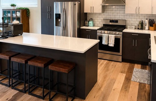 White Center Apartment | Family Friendly 3-bedroom apartment with AC in charming Seattle