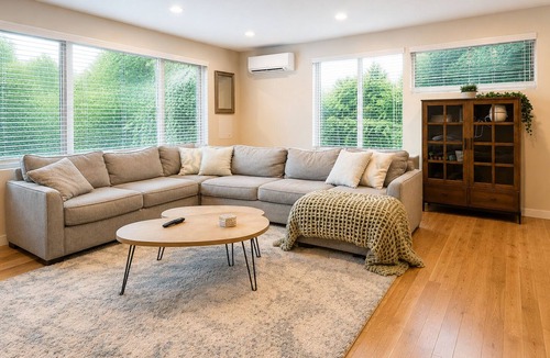 White Center Apartment | Family Friendly 3-bedroom apartment with AC in charming Seattle