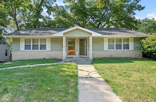 Des Moines Apartment | Family Friendly 3 BR 2 Bath Duplex Sleeps 9!
