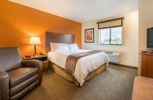 Jamestown Hotel | Family-Friendly 3 Units w/Kitchenette Close to Frontier Village Attractions